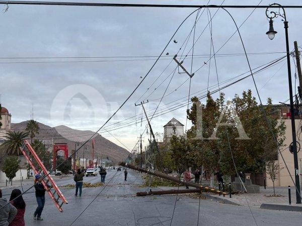 Tráiler derriba poste y provoca apagón y caos vial en Colón y Juárez