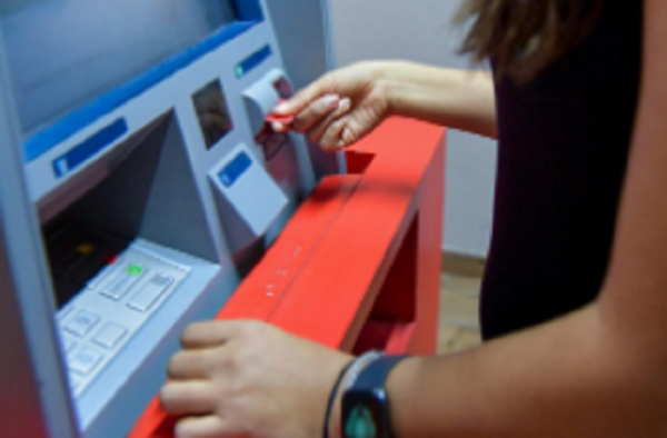 Plantea iniciativa prohibir a instituciones bancarias cobrar a usuarios reposición de plástico por robo o extorsión