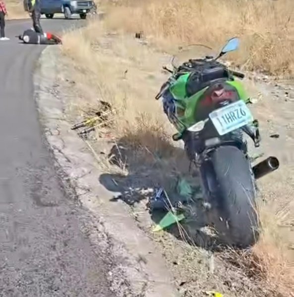 Dos motociclistas resultan lesionados tras choque con tráiler en la carretera libre a Cuauhtémoc
