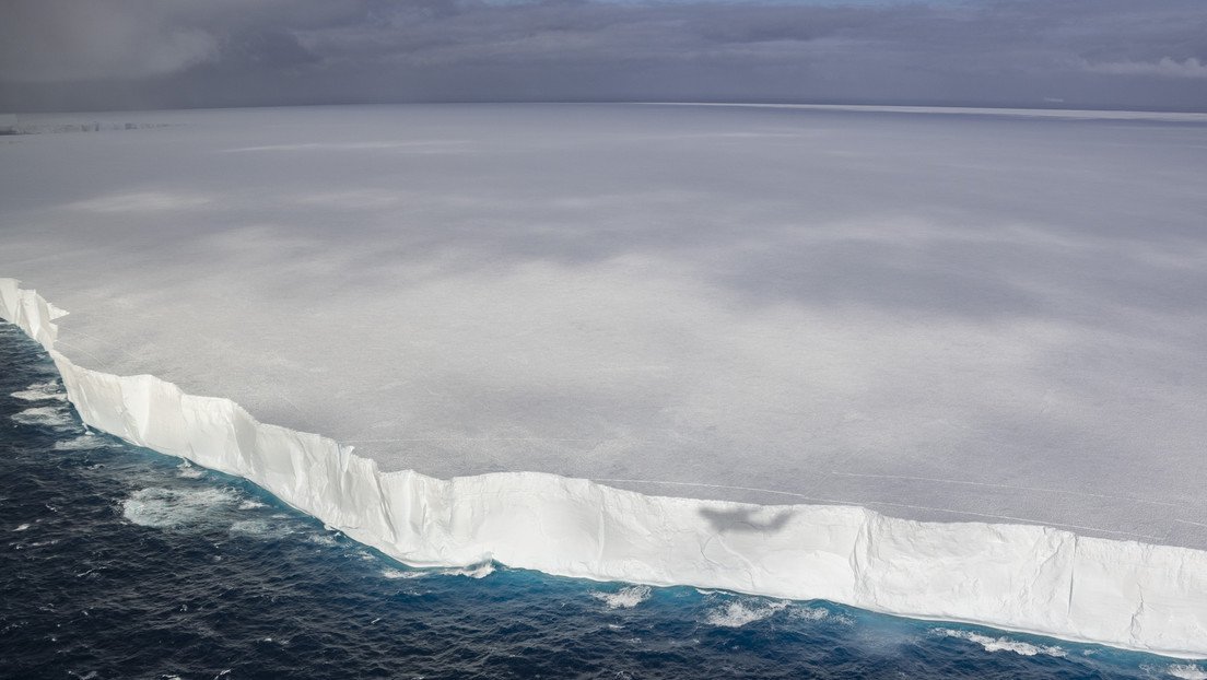 Se desprende un enorme fragmento del iceberg más grande del mundo | Omnia