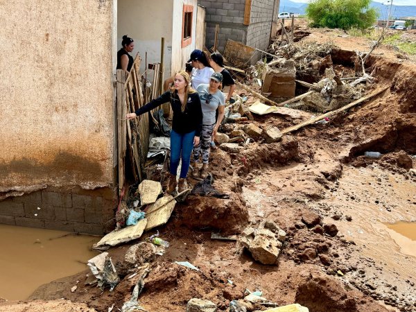 Carla Rivas recorre colonias afectadas por lluvias en el Distrito 16