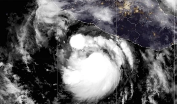 Flossie podría convertirse en huracán categoría 3 frente a costa del Pacífico de México