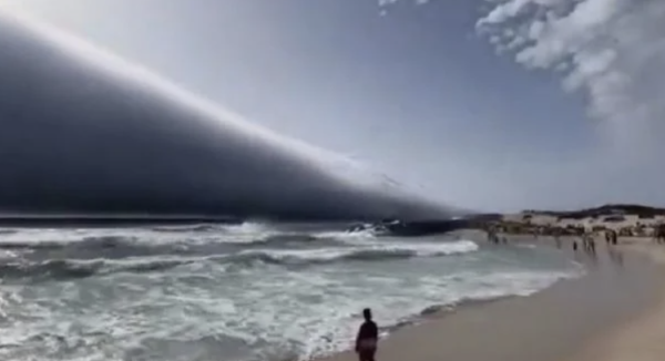 Bañistas en playa de Portugal confunden nubes con tsunami (Videos)