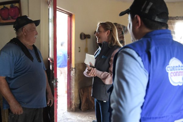 Maru Campos recorre colonias afectadas por lluvias en la ciudad de Chihuahua
