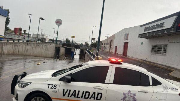 Cierran en Delicias paso suprimido por acumulación de agua; pide Vialidad extremar precauciones