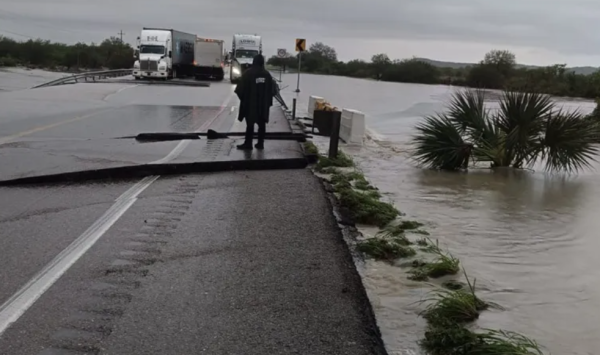 Cierran la carretera Victoria-Tampico por lluvias; pasajeros y choferes de carga quedan varados