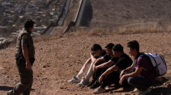 Gobierno de EU reporta baja del 12% en intentos de cruce fronterizo de migrantes indocumentados
