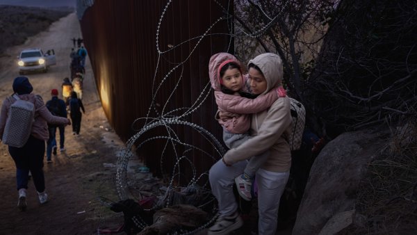 'Zar de la frontera' de Trump: Se reducen al mínimo histórico los cruces ilegales de la frontera de EU