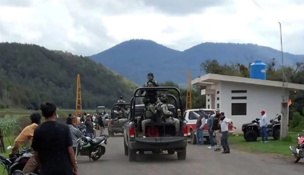 Sujetos vinculados con el CJNG se enfrentan con agentes de la policía comunal de Cherán, Michoacán