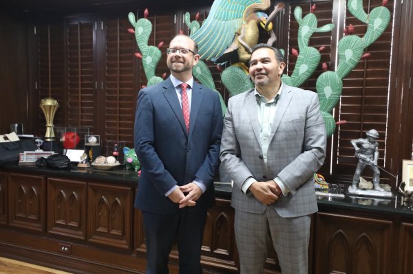 Visita al alcalde Pérez Cuéllar el comisionado del Condado de El Paso