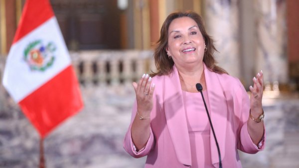 Presidenta Dina Boluarte de Perú se duplica sueldo, a pesar de su impopularidad