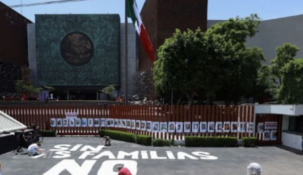 “Espiar no es buscar”: Familiares de desaparecidos clausuran simbólicamente la Cámara de Diputados