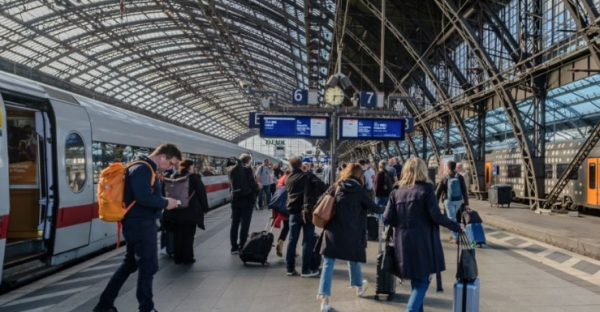 Hombre ataca con un hacha a pasajeros de un tren en Alemania; hay cuatro heridos