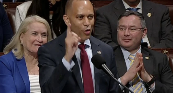 Líder demócrata Hakeem Jeffries lleva más de ocho horas y media hablando para frenar el plan fiscal de Trump
