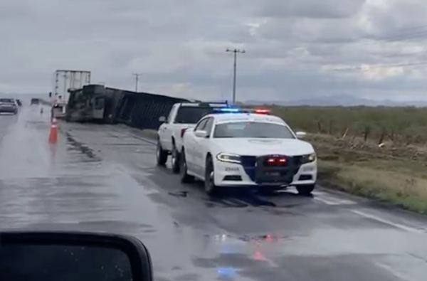 Volcadura de dos tráileres complica la circulación en la carretera Chihuahua-Juárez