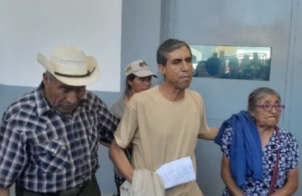 Liberan al activista Renato Romero, pero sigue el proceso judicial en su contra