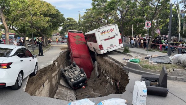 Se abre socavón en Guadalajara; cuatro lesionados