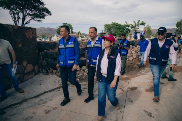 Lleva Alcalde apoyos a casas aledañas al panteón de El Porvenir