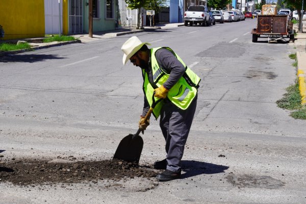 Atiende Municipio baches con mezcla fría y material fresado como medida temporal
