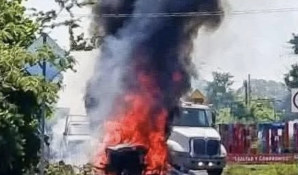 Atacan e incendian camiones de minera en carretera federal Iguala-Teloloapan
