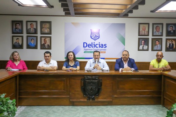 Entrega Valenciano títulos de propiedad a 20 familias de Delicias