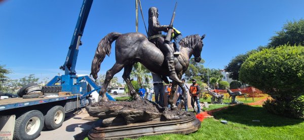 Traslada Gobierno Municipal estatua del Indio Victorio a la Plaza Tierra de Encuentro