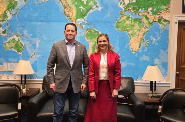Maru Campos se reúne en Washington con el congresista Tony Gonzales