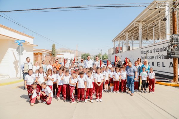 Agradece Primaria 212 a presidente Aldana por crucero con concreto en Comonfort y Doblado