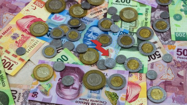 Peso mexicano se aprecia levemente contra el dólar tras minutas del Banco de México
