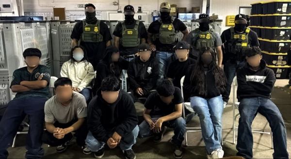 Encuentran a 10 menores de edad migrantes en redada a granja de California