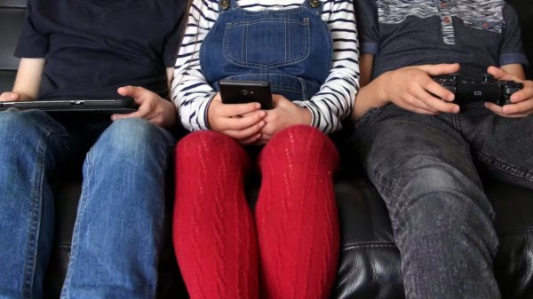 Francia prohíbe el uso de pantallas en escuelas y guarderías