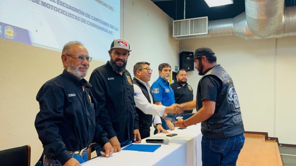 Entrega SSPE constancias por finalización de curso a grupos biker de Chihuahua