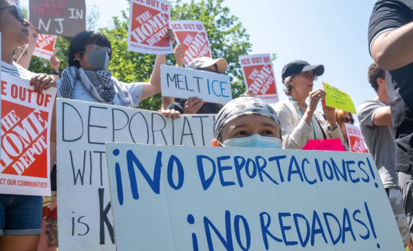 Gases, piedras y helicópteros: aumenta la tensión en redadas en el campo de California