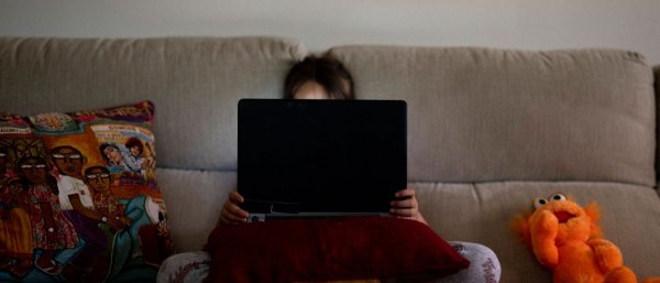Proponen aumentar cárcel contra quien contacte a un menor en redes sociales para cometer abuso sexual