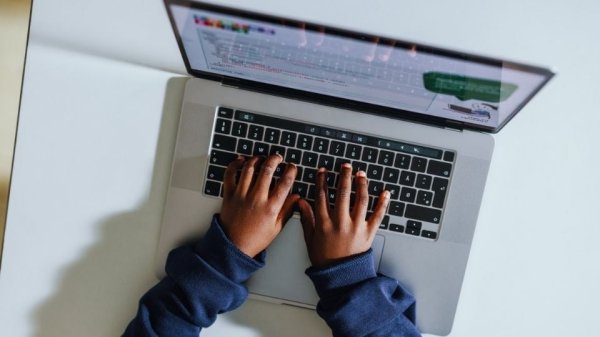 Cerca de 302 millones de menores de edad fueron víctimas de violencia en internet durante el último año, advierte organización