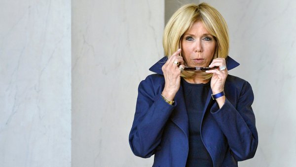 Esposa de Macron impugna la absolución de quienes difundieron rumor de que es transgénero