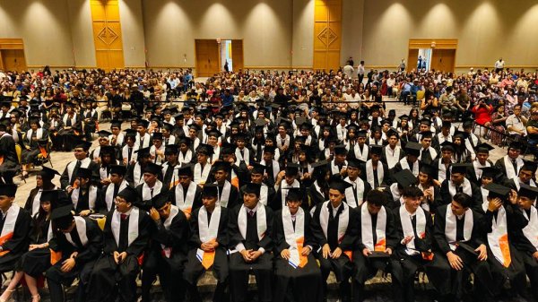 Egresan más de 4 mil 500 estudiantes del Cecytech en la generación 2022-2025