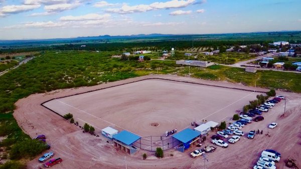 Entregan en Meoqui rehabilitación del parque de béisbol en Potrero del Llano