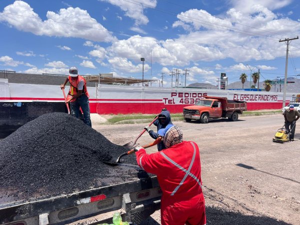 Avanza  municipio de Camargo con trabajos de bacheo en la calle Juan de Dios Peza