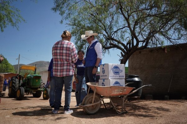 Rafael Loera recorre la zona rural sur de Chihuahua para entregar apoyos alimentarios a adultos mayores