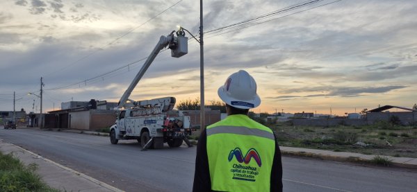 Comienza Municipio a instalar nuevas lámparas LED en colonia 11 de Febrero