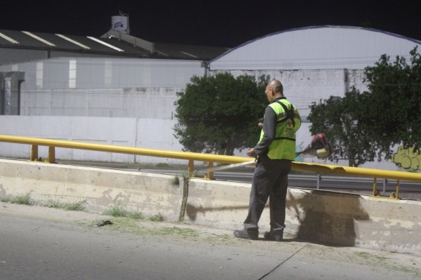Realiza Municipio limpieza de puentes vehiculares en turno nocturno