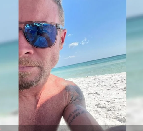 Miembro de Backstreet Boys demanda a policía por no evitar que turistas entren a 