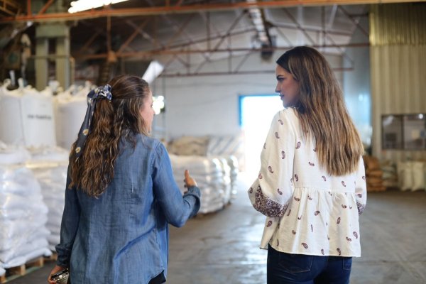 Andrea Chávez escucha a emprendedores y agricultores de Julimes y San Francisco de Conchos