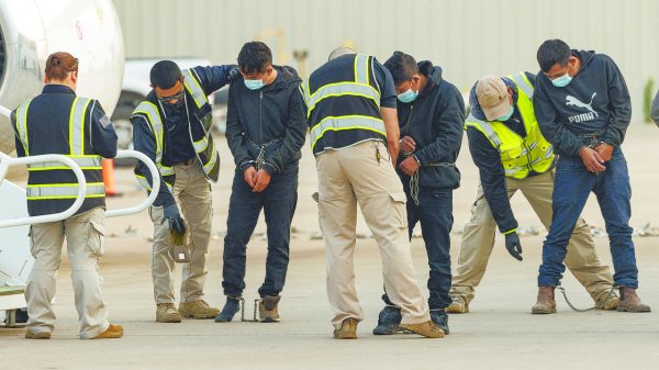 Deportaciones masivas de migrantes restarán a EU capacidad de crecer