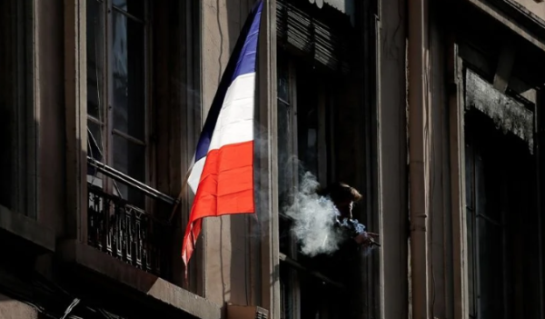Francia propone eliminar dos días festivos y congelar jubilaciones para sanear las finanzas públicas