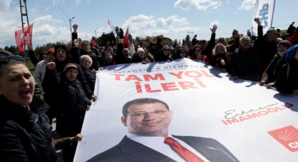 Dan 20 meses de prisión al alcalde opositor de Estambul por 