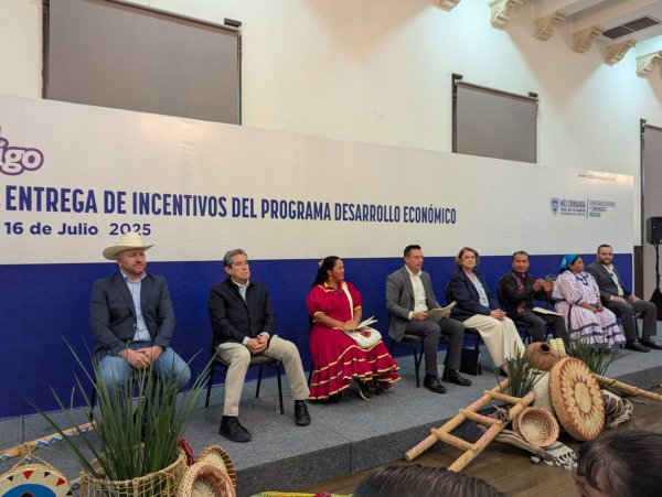 Entrega Enrique Rascón incentivos del Programa de Desarrollo Económico 2025