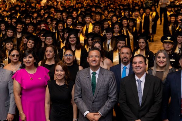 En la educación está el futuro del país: Alcalde a graduandos de la Normal Luis Urías Belderráin