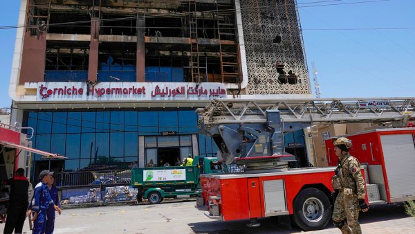 Devastador incendio en centro comercial deja más de 60 muertos en Irak (video)